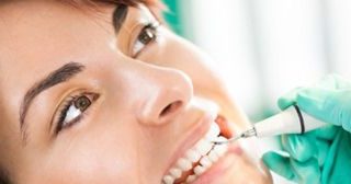 ¿Qué se hace en una limpieza dental?